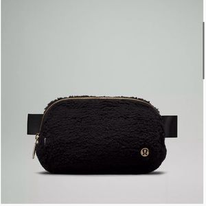 Lululemon Everywhere Black Fleece Beltbag